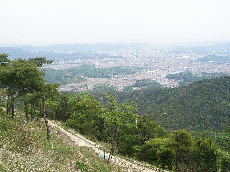 File:水城状遺構を望む（城内より）１.jpg