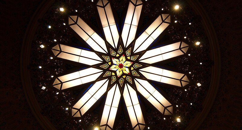 File:2010-12-22-Rodeph-Shalom-Sanctuary-Ceiling-Light-Crop.jpg