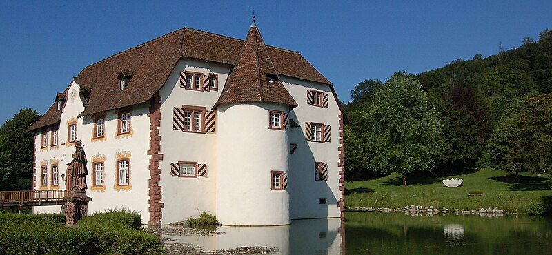 File:Inzlinger Wasserschloss Sommer.jpg