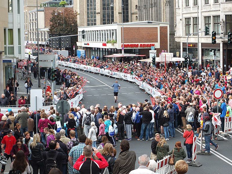 File:Köln-Marathon, Komödienstraße, 2015.jpg