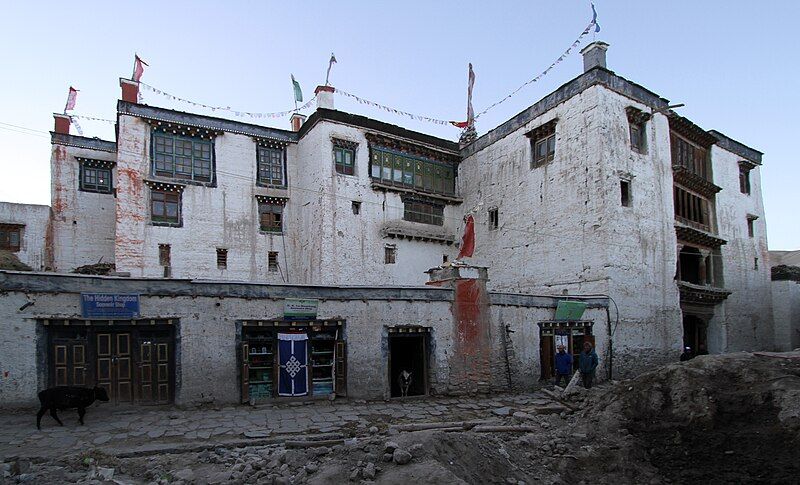 File:Mustang-Lo Manthang-Koenigspalast-02-2015-gje.jpg