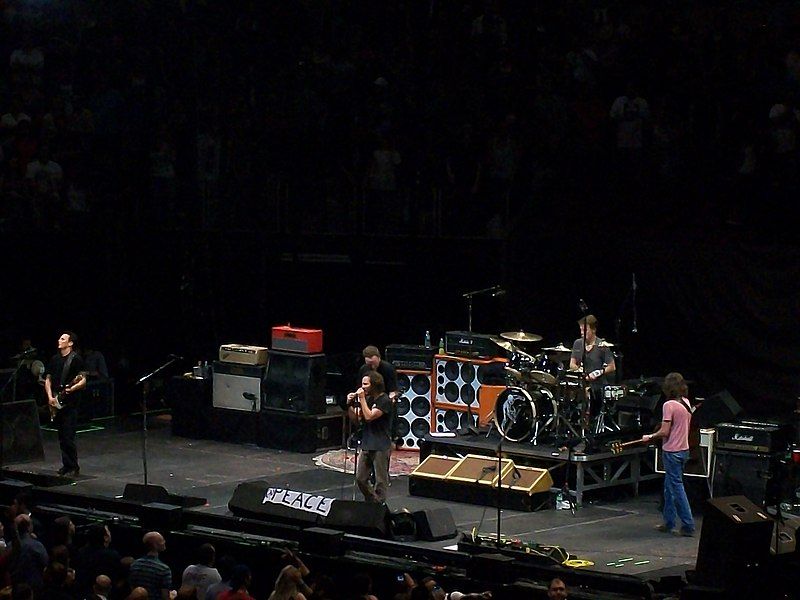 File:PearlJam-MSG2-2010b.jpg