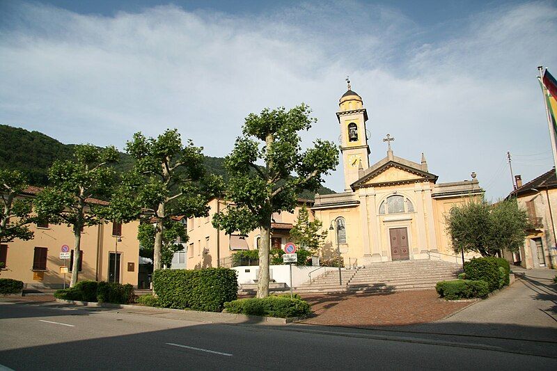 File:Piazza municipio Vacallo.JPG