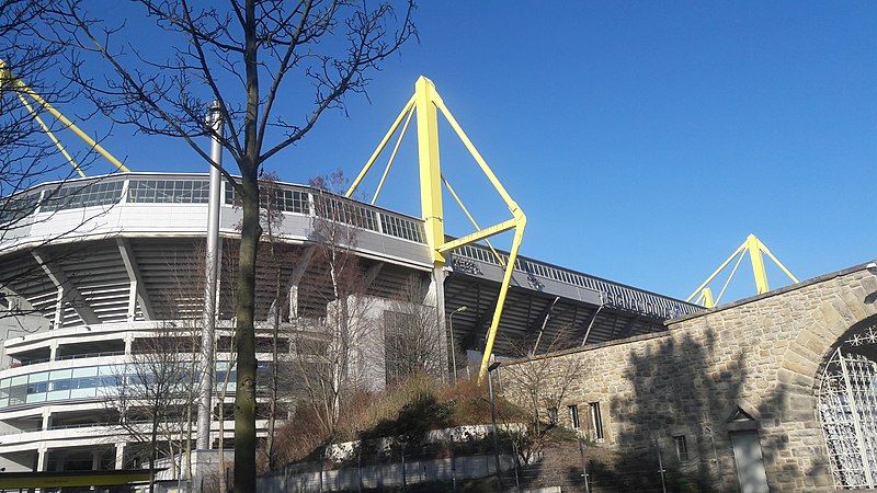 File:Signal Iduna Park.jpg