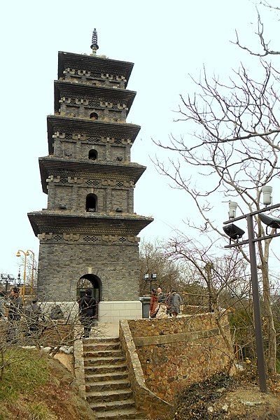 File:南京九华山上玄奘寺的三藏塔.jpg