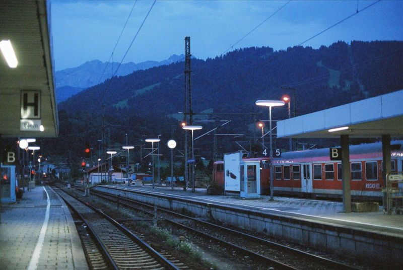 File:Bahnhof Garmisch-Partenkirchen Nacht.jpg