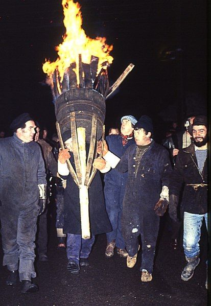 File:BurningOfTheClavie2(AnneBurgess)Jan1984.jpg