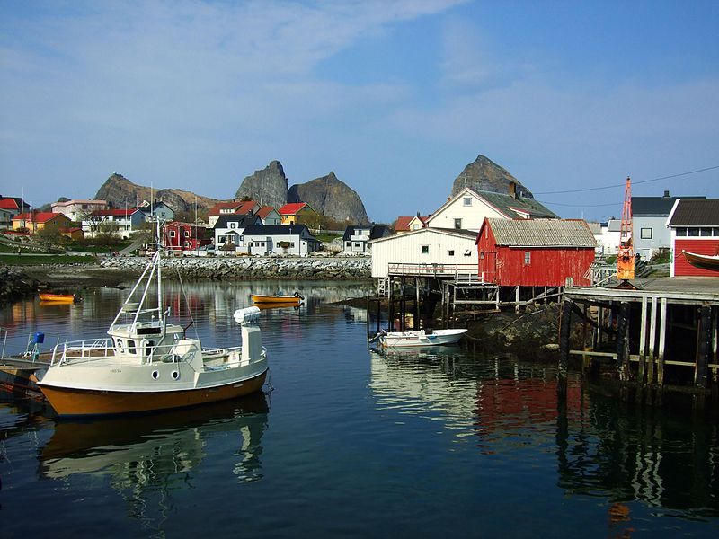 File:Husøya harbour 02.JPG