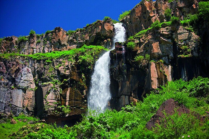 File:Kasakh Waterfall3.jpg