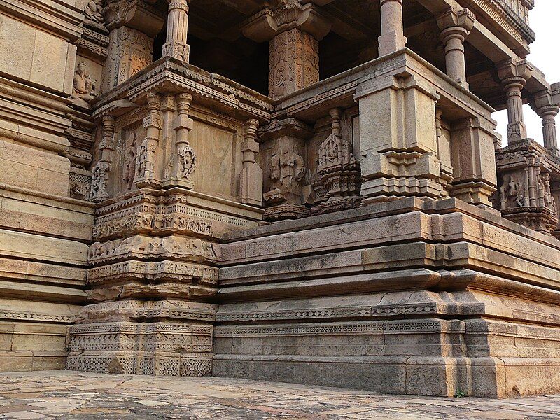 File:Saas-Bahu temple (16134920660).jpg