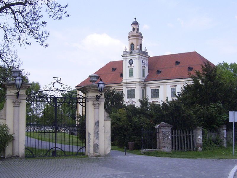 File:Schloss Valpovo.JPG