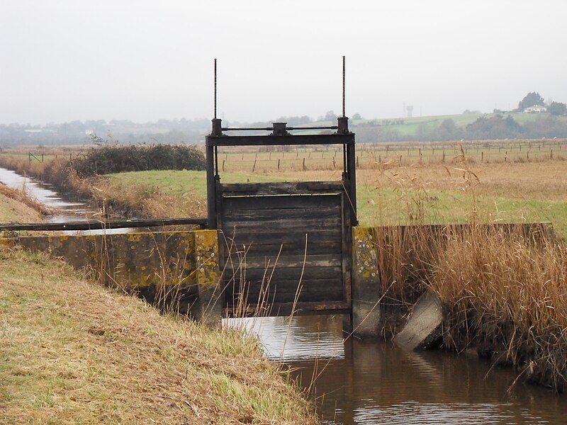 File:Écluse marais Frossay.JPG