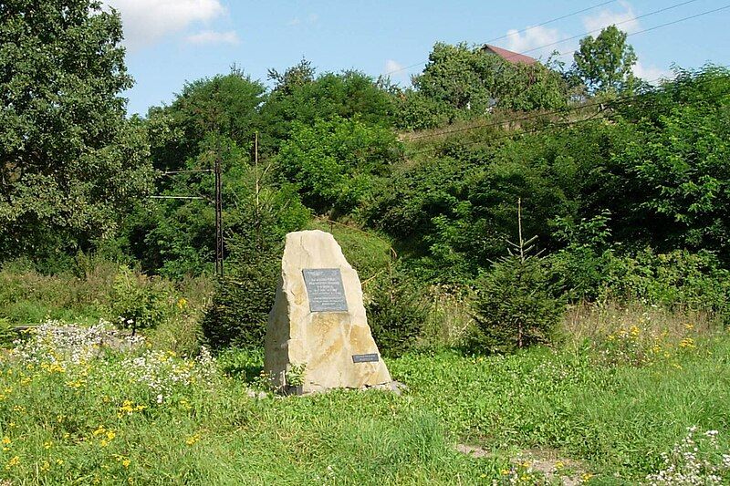 File:Barwałd Średni-obelisk katastrofy.jpg