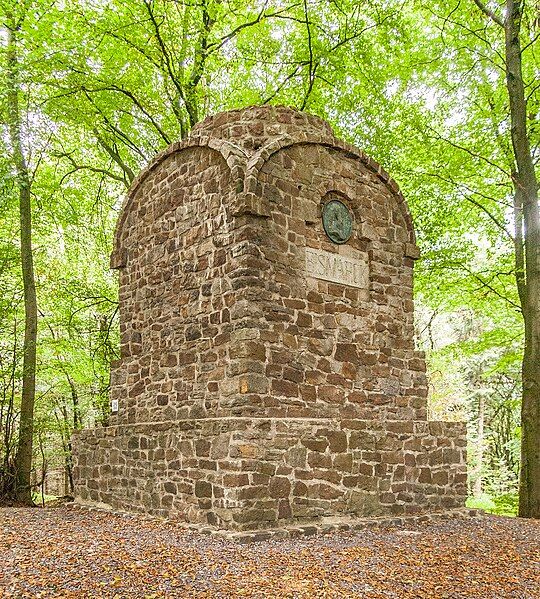 File:Bismarck-Feuersäule Nonnenstein Rödinghausen.jpg