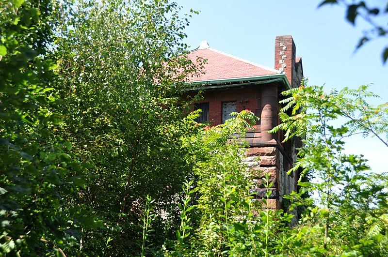 File:BrooklineMA FisherHillReservoirGatehouse.jpg