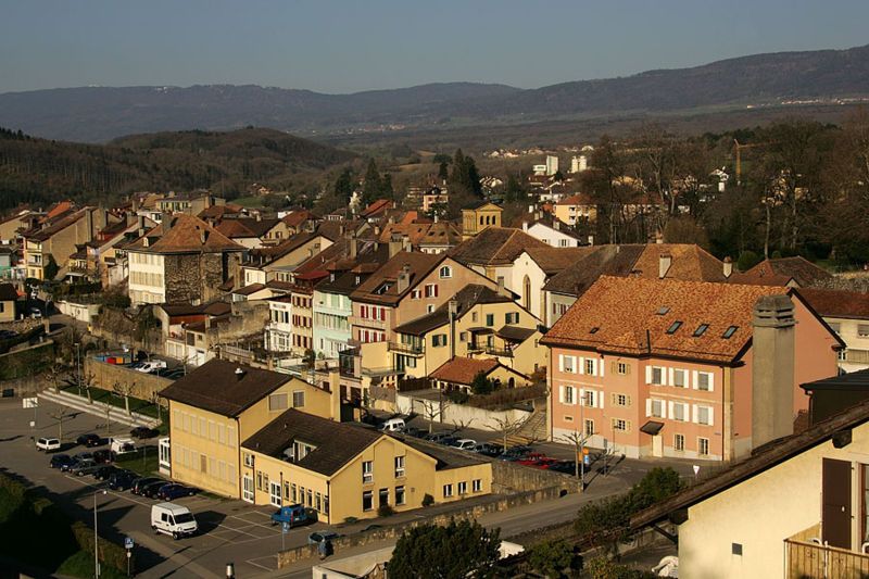 File:La-Sarraz-Village.jpg