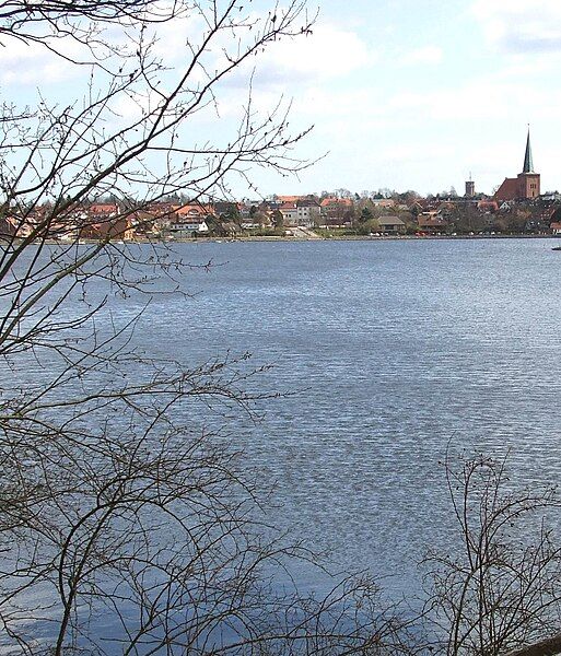 File:NeustädterBinnenwasser BlickNeustadt Bahndamm.jpg