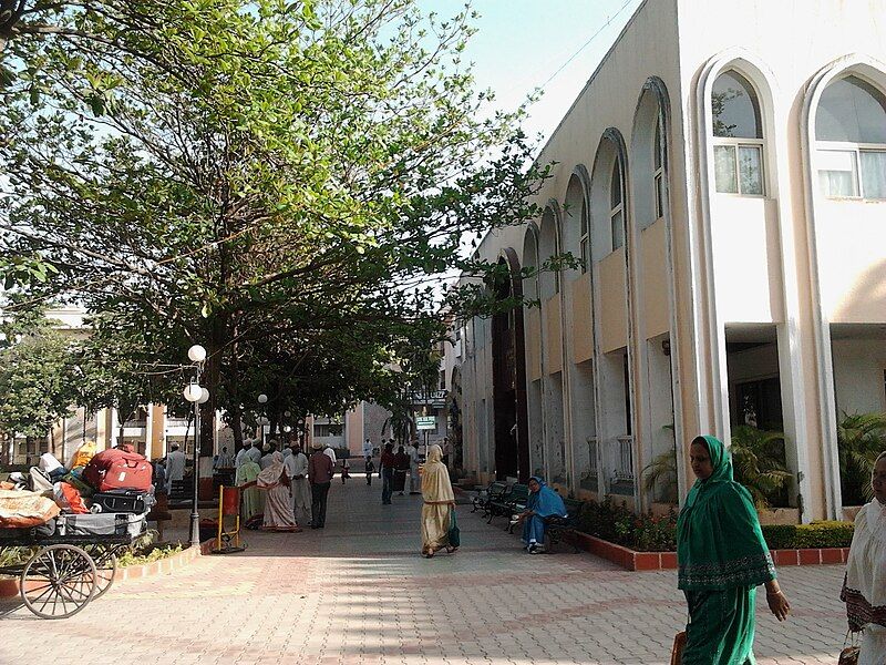 File:Reception dargah -e-Hakimi.jpg