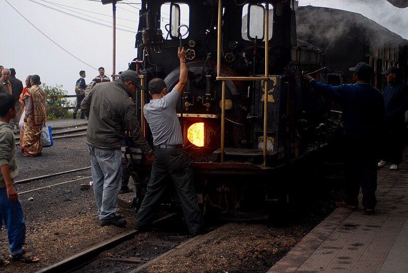 File:Steam Train Darjeeling.JPG