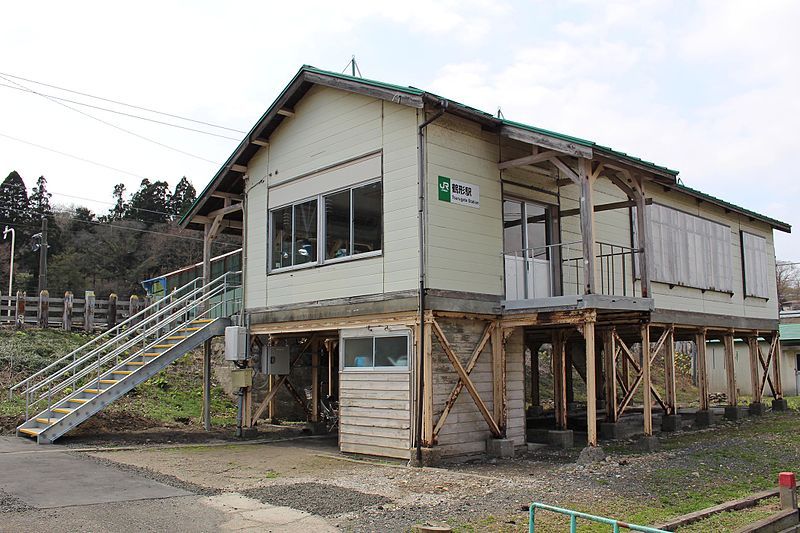 File:Tsurugata Station.jpg