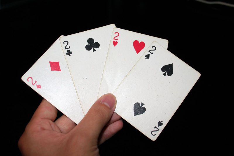 File:2 playing cards.jpg