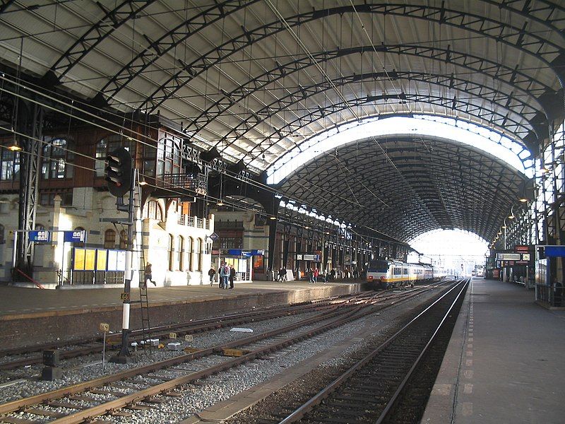 File:Haarlem station binnen.jpg