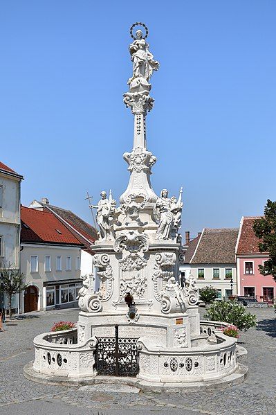 File:Hainburg - Mariensäule.JPG