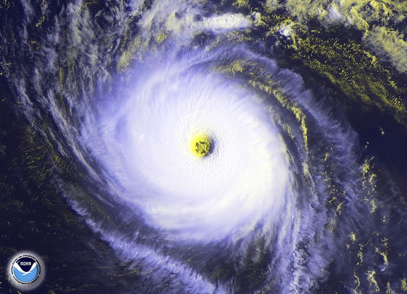 File:Isabel-eyewall-091203.jpg