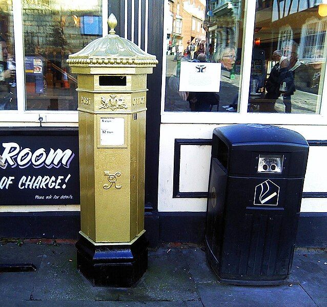 File:Lincoln Gold Postbox.jpg