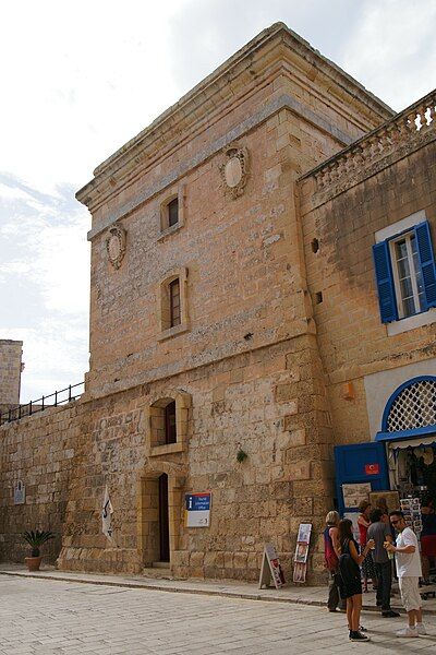 File:Mdina-torre-dello-stendardo.JPG