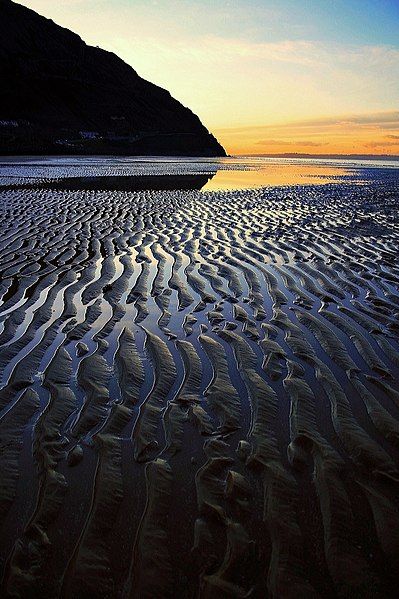 File:Penmaenmawr beach sands.jpg