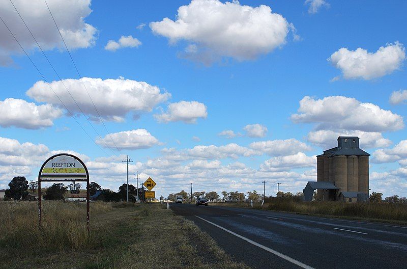 File:ReeftonTownEntrySign.JPG