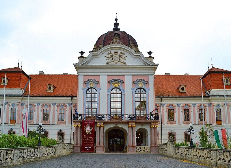 File:Schloss Gödöllő Ungarn.jpg