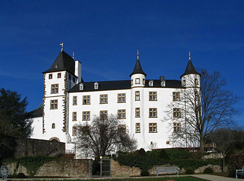 File:Schloss berg nennig.jpg