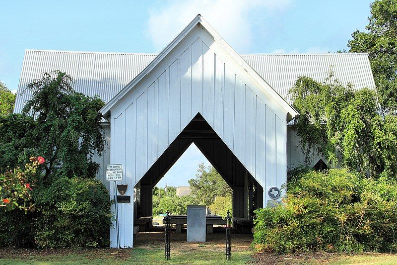 File:Cemetery chapel 2010.jpg