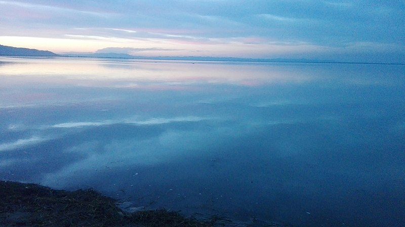 File:Chashma Barrage Lake.jpg