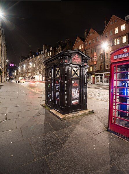 File:Edinburgh,-Lawnmarket,-Police-Call-Box-(Q17794737).jpg