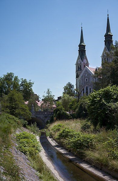 File:Gradaščica Trnovo cerkev.jpg