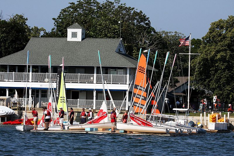 File:LongshoreSailingSchool.JPG