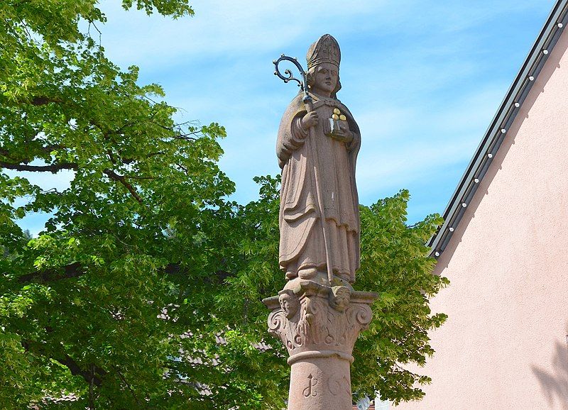 File:Nikolausbrunnen Elzach.jpg