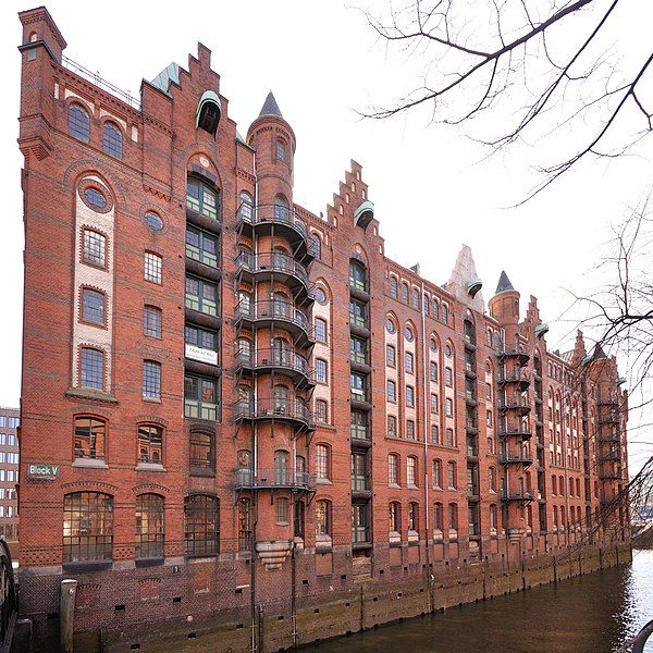 File:Speicherstadt (Hamburg-HafenCity).Block V.Holländischbrookfleetbrücke.ajb.jpg