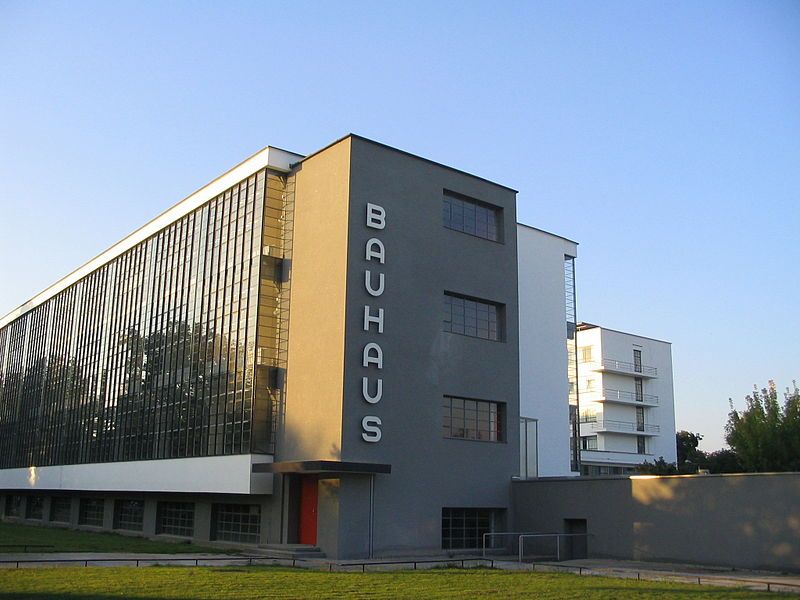 File:Bauhaus-Dessau main building.jpg