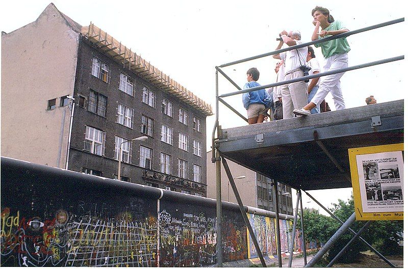 File:Berlin Wall, 1986.jpg