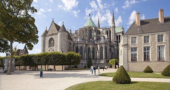 Chapel of Saint Piatus of Tournai (left), apse of the cathedral and the old bishop's residence