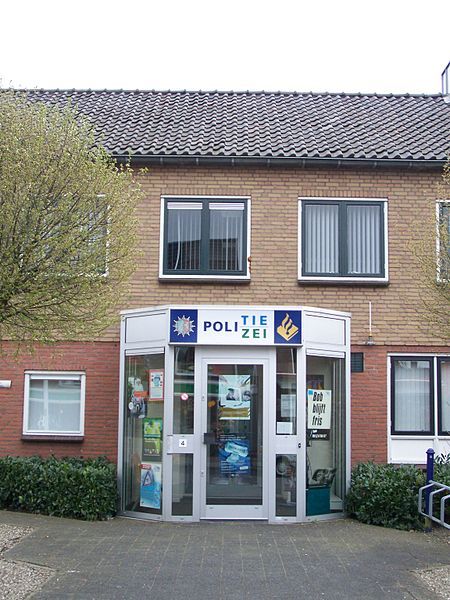 File:Nederlands-Duits politiebureau.jpg