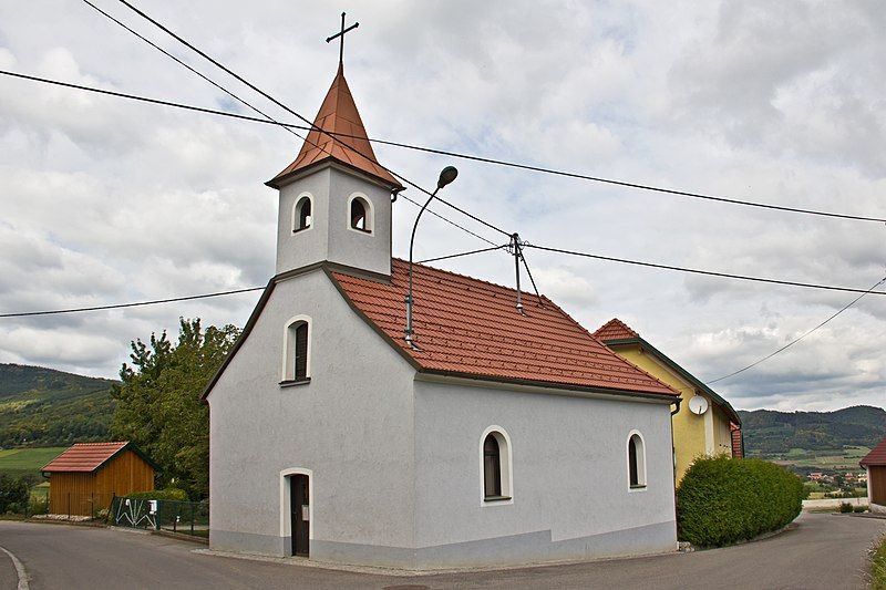 File:Ortskapelle in Zeining.jpg