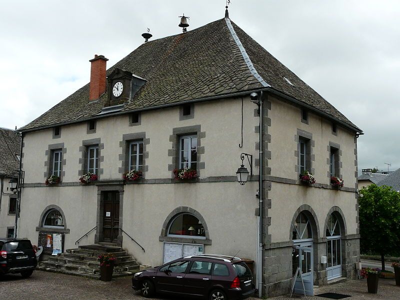 File:Tauves bâtiment mairie.JPG