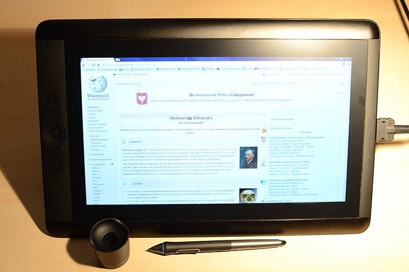 File:Wacom Cintiq13HD.JPG