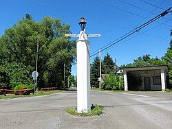 The "White Post" in the intersection of White Post Road and Berrys Ferry Road