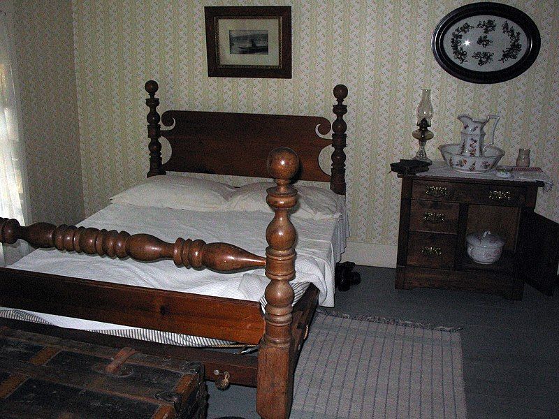 File:Batholomew House-bedroom.jpg